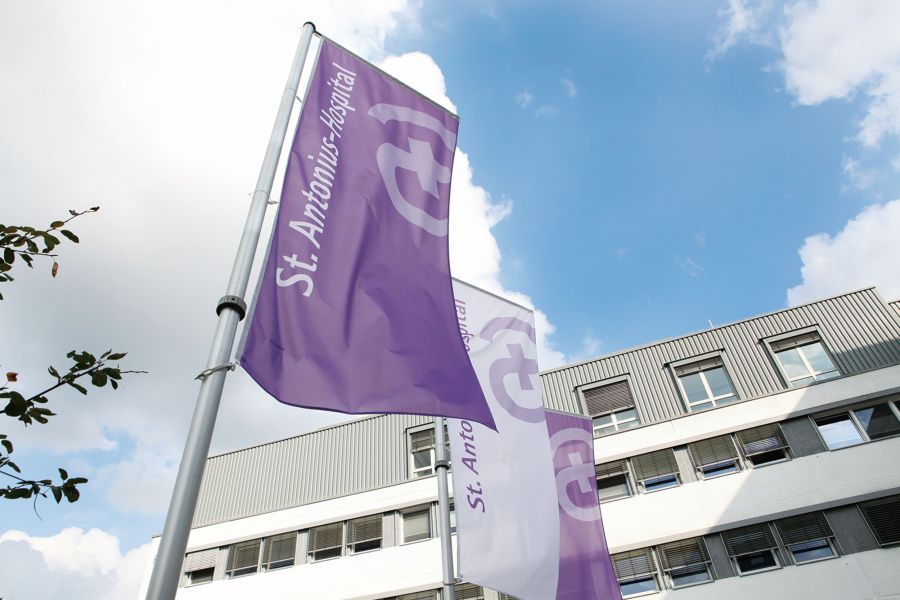Flaggen wehen vor dem St. Antonius-Hospital Gronau. 