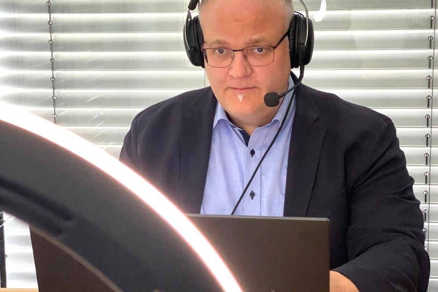 Dr. Christian Wagner während der Präsentation der OP via Videokonferenz. 