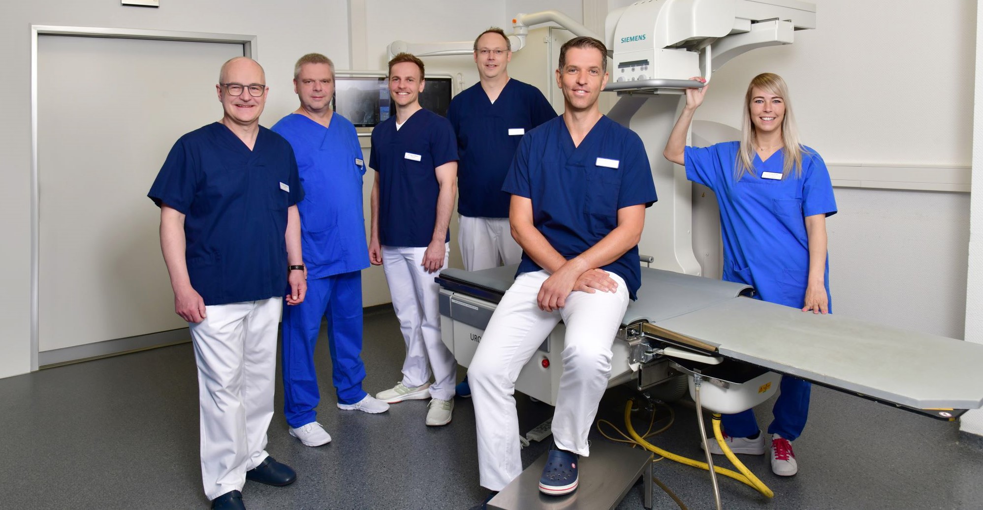 Das sechsköpfige Team des Lasercentrums im Behandlungsraum. 